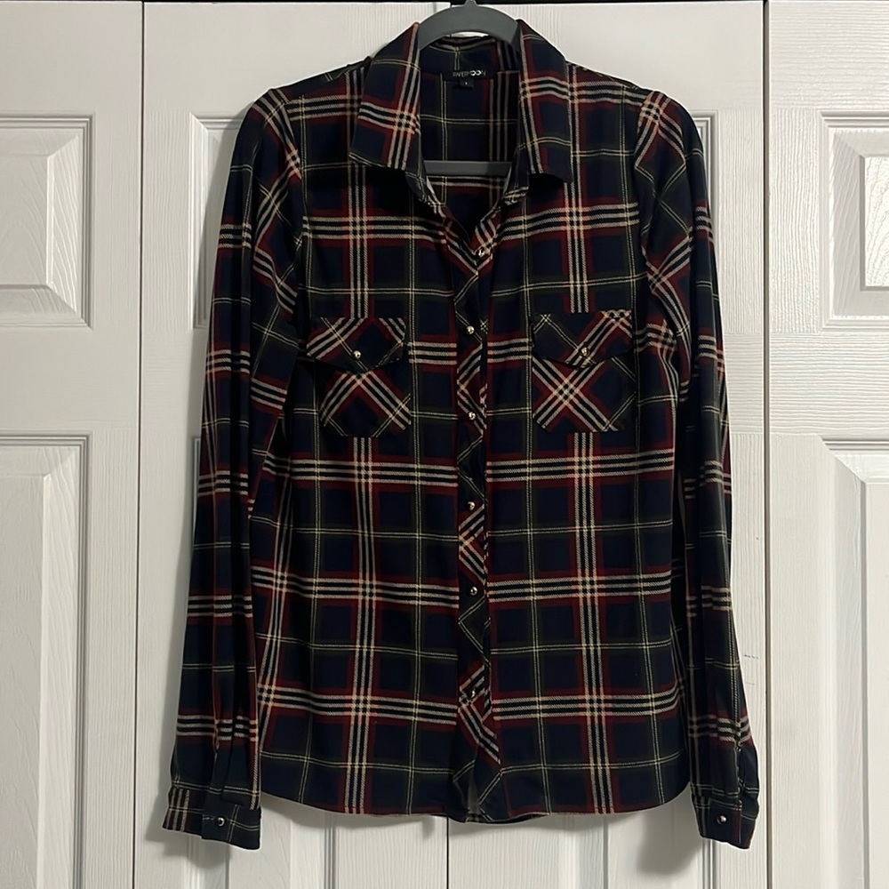 Women’s plaid flannel long sleeve button up shirt, size large